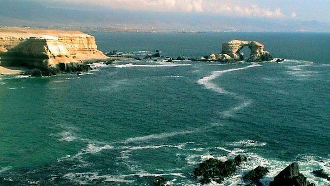 Das Felsentor beherrscht das Meer vor Antofagasta